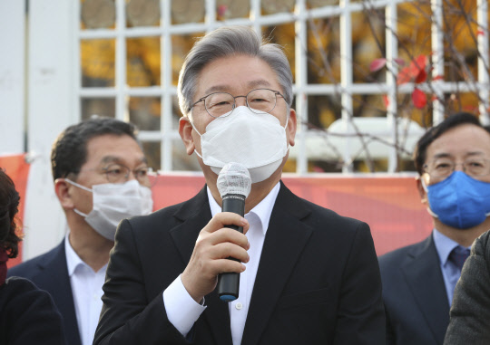 이재명 민주당 대선후보가 15일 오후 정부서울청사 앞에서 열린 지역화폐·골목상권살리기 운동본부 농성 현장을 방문해 발언하고 있다. 국회사진기자단=연합뉴스